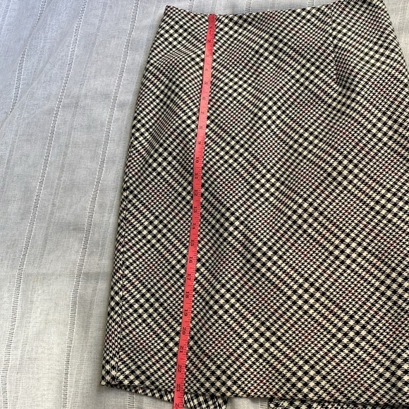White House Black Market houndstooth pencil skirt. - Picture 11 of 13